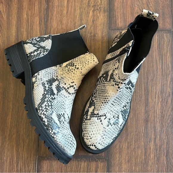 Universal Thread Danton snake Chelsea boots 9.5 - Picture 1 of 6